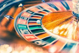 Antarmuka permainan Crazy Time dengan roda putar dan layar bonus